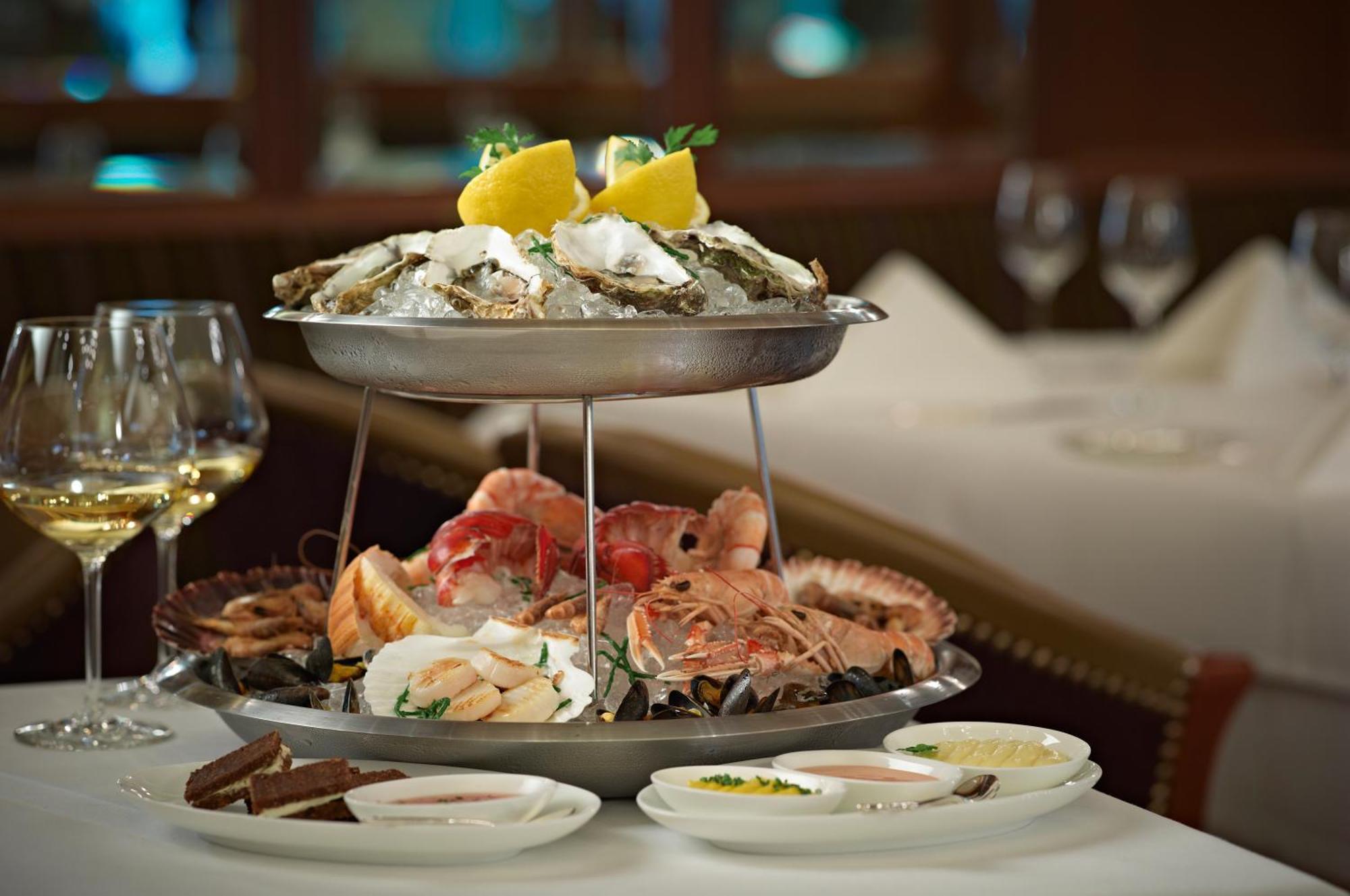 施伟泽霍夫伯尔尼水疗酒店 外观 照片 Seafood tower