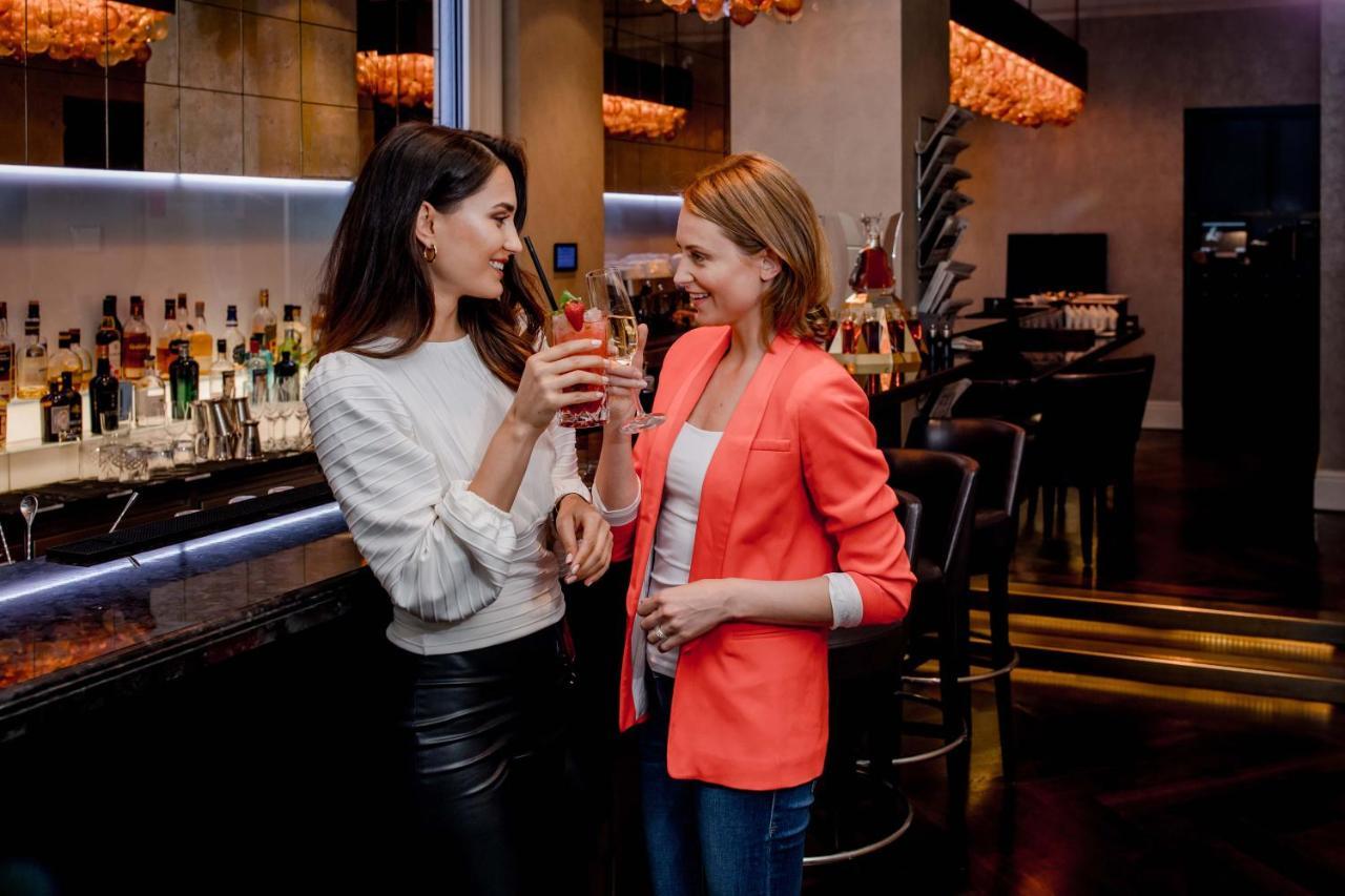 施伟泽霍夫伯尔尼水疗酒店 外观 照片 Two women socializing in a bar