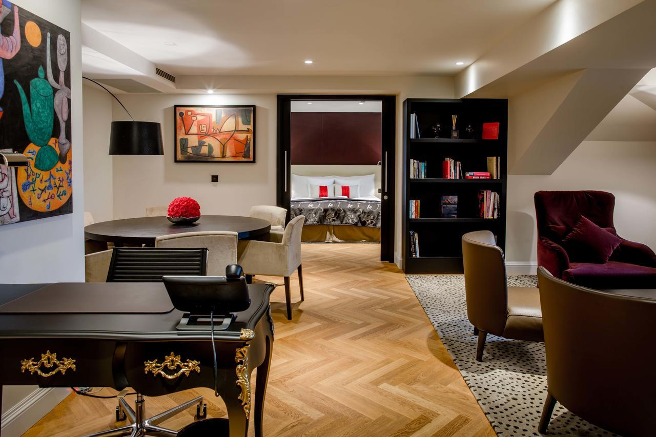 施伟泽霍夫伯尔尼水疗酒店 外观 照片 The interior of a suite at the hotel