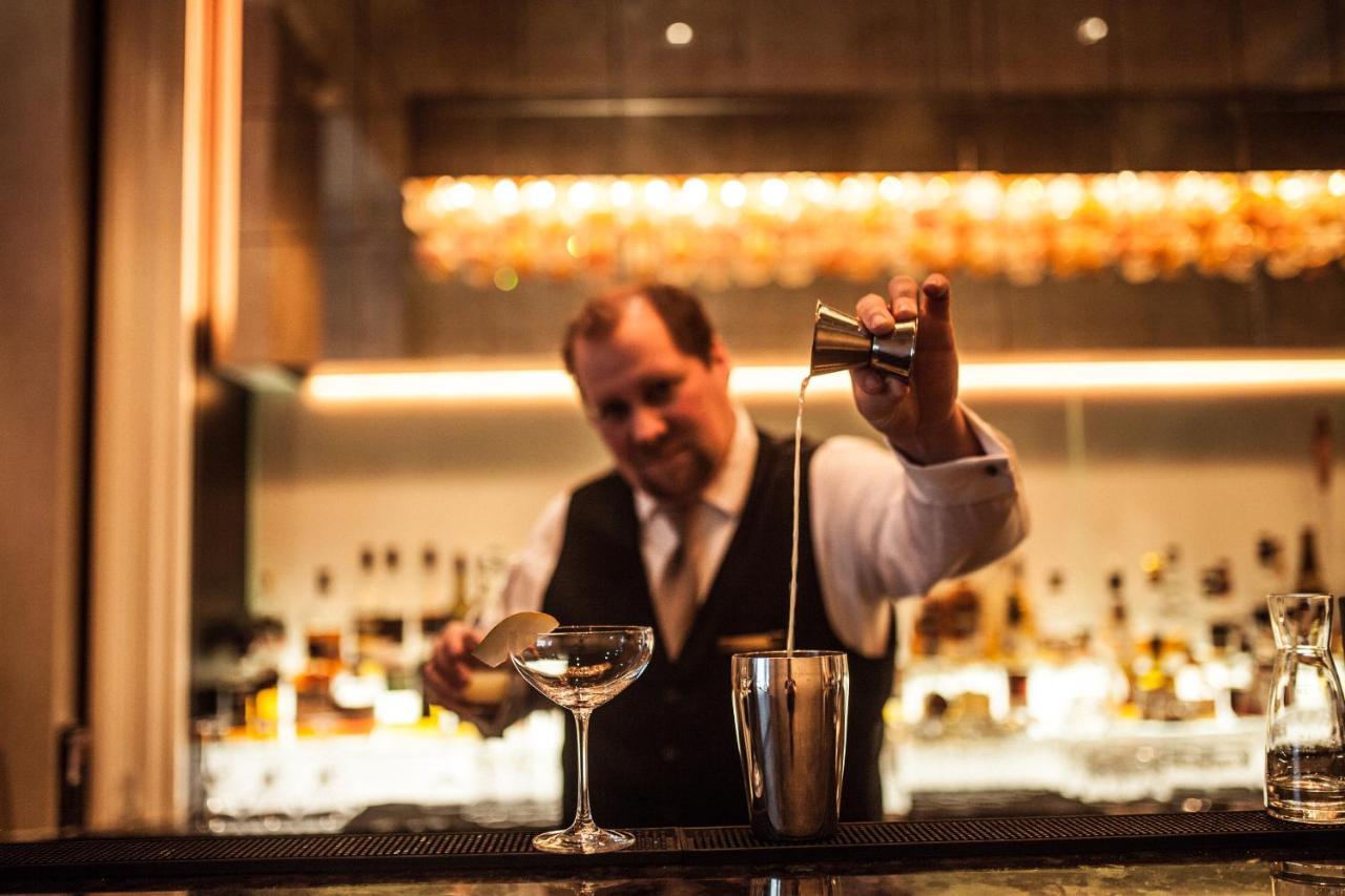施伟泽霍夫伯尔尼水疗酒店 外观 照片 A bartender at work