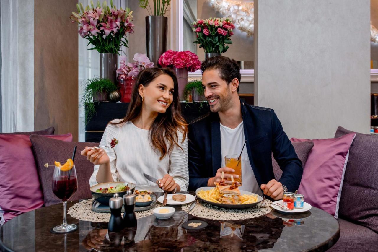 施伟泽霍夫伯尔尼水疗酒店 外观 照片 A couple dining at the hotel