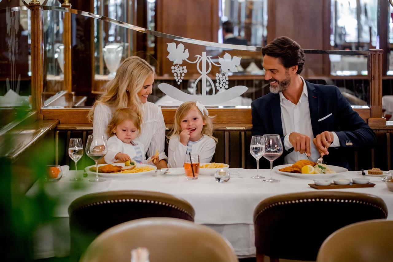 施伟泽霍夫伯尔尼水疗酒店 外观 照片 Family dining at the restaurant